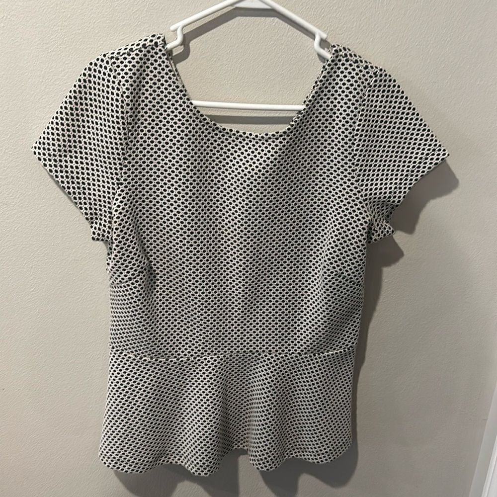 Banana Republic black and white peplum shirt sleeve top
